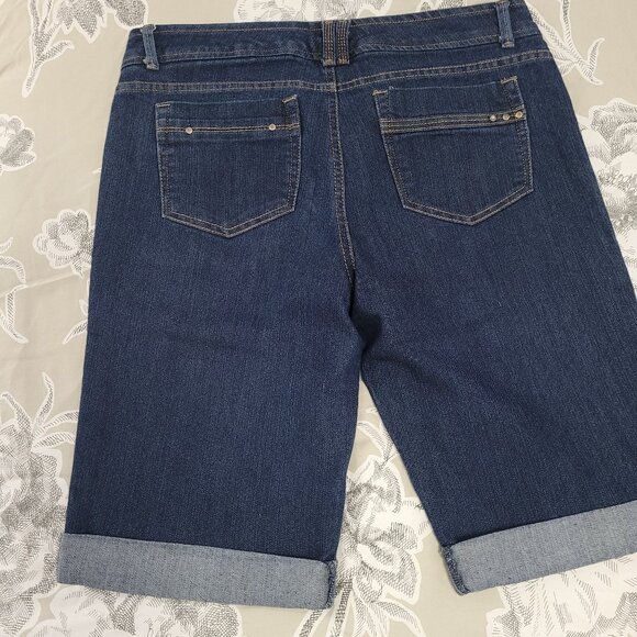 Gloria Vanderbilt Rolled Hem Dark Wash 5 Pocket Jean Shorts Size 8P - Picture 6 of 7